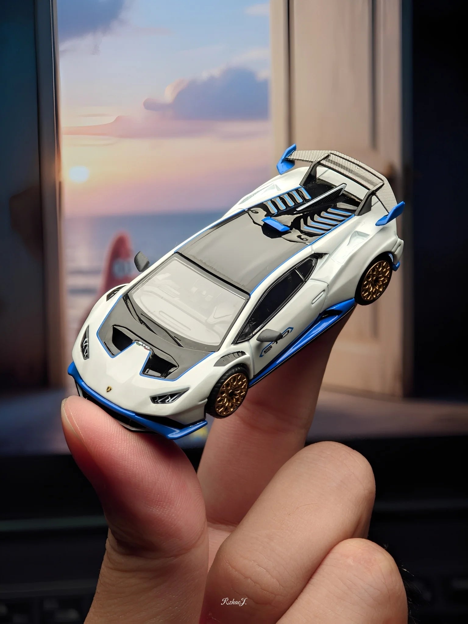 MINI GT: 1/64 Lamborghini Huracán STO Bianco Asopo BL