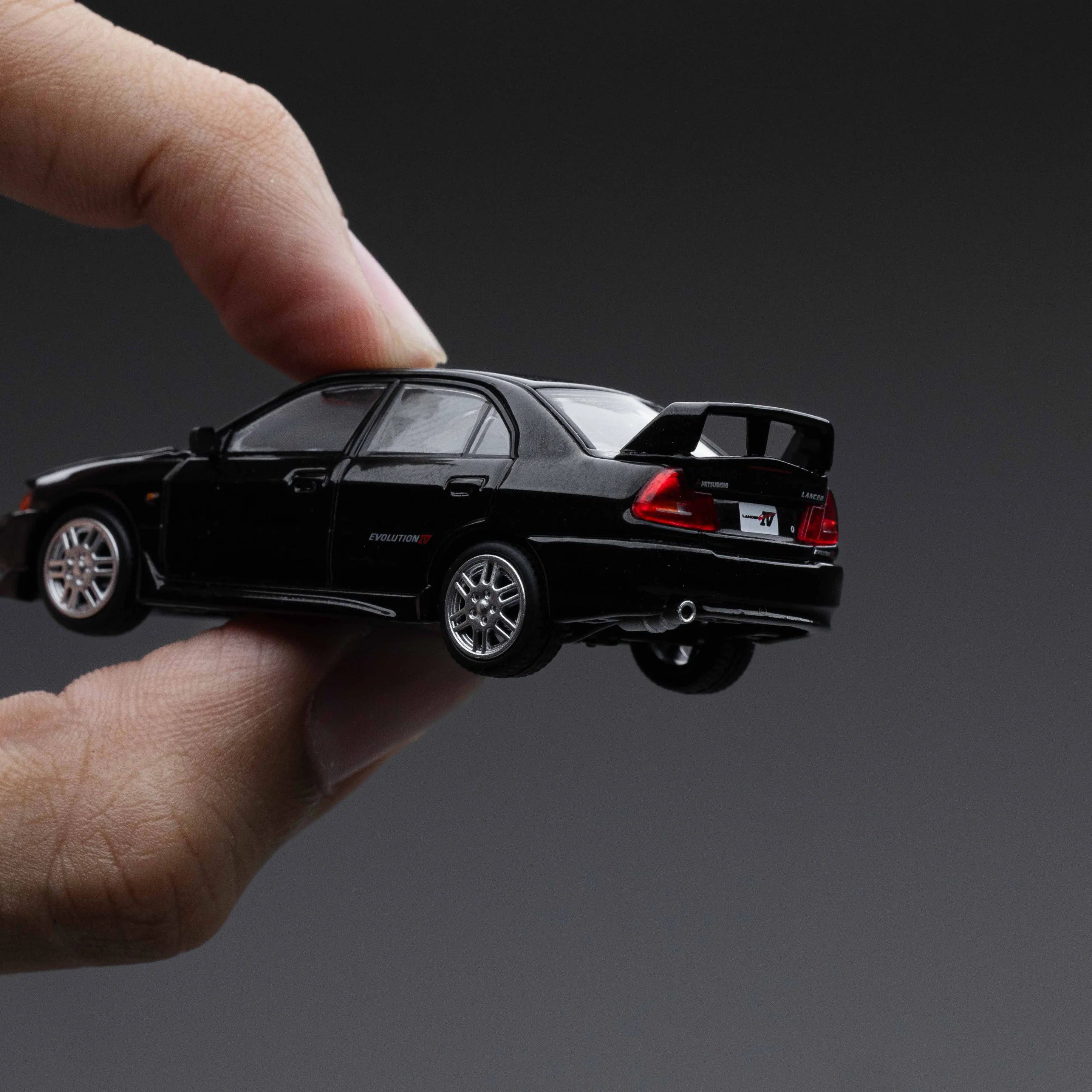 POPRACE 1:64 MITSUBISHI LANCER EVOLUTION IV – PYRENEES BLACK PEARL