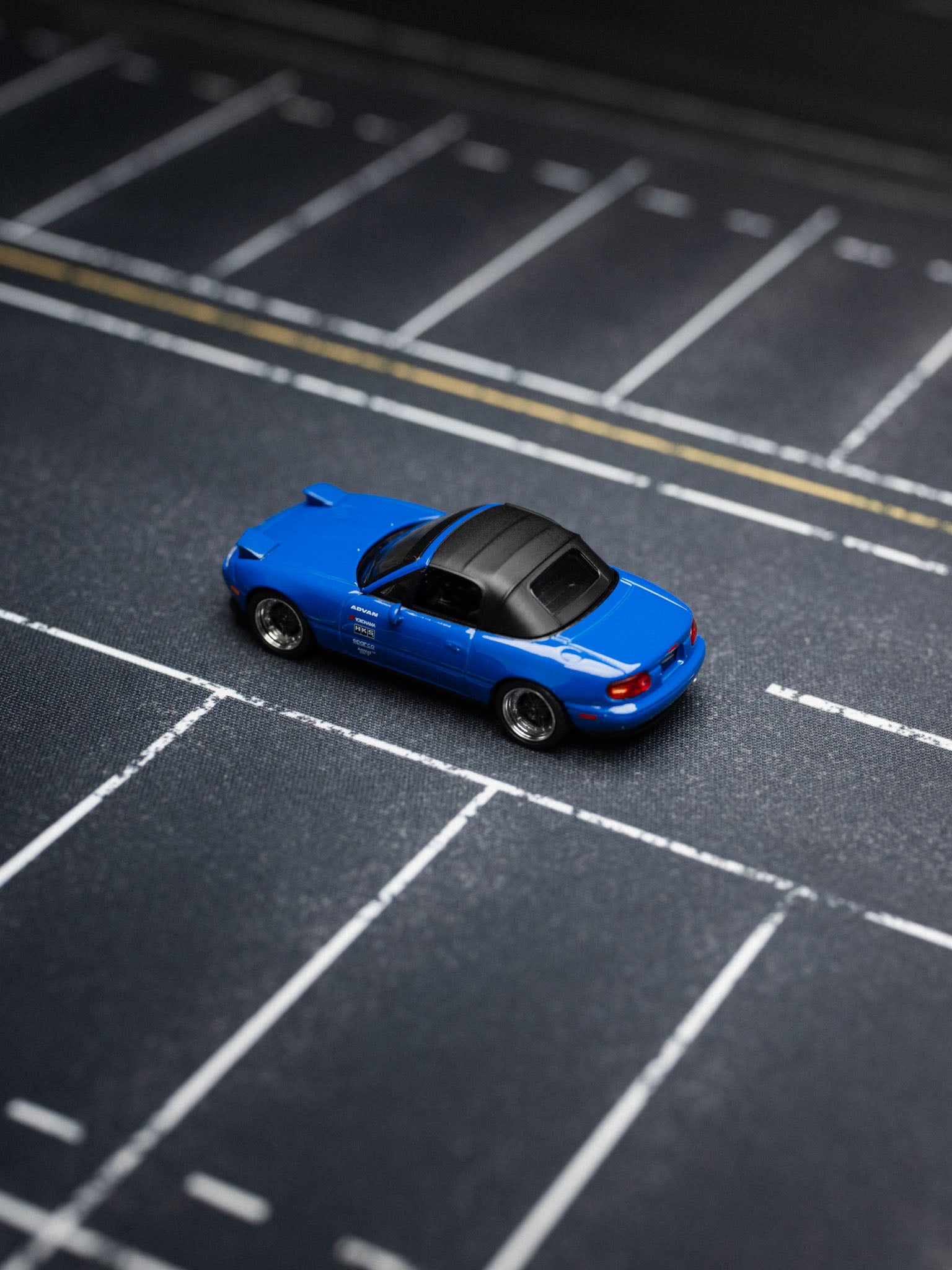 MINI GT：1/64 马自达 Miata MX-5 (NA) 改装版 6.75 深蓝色 右舵