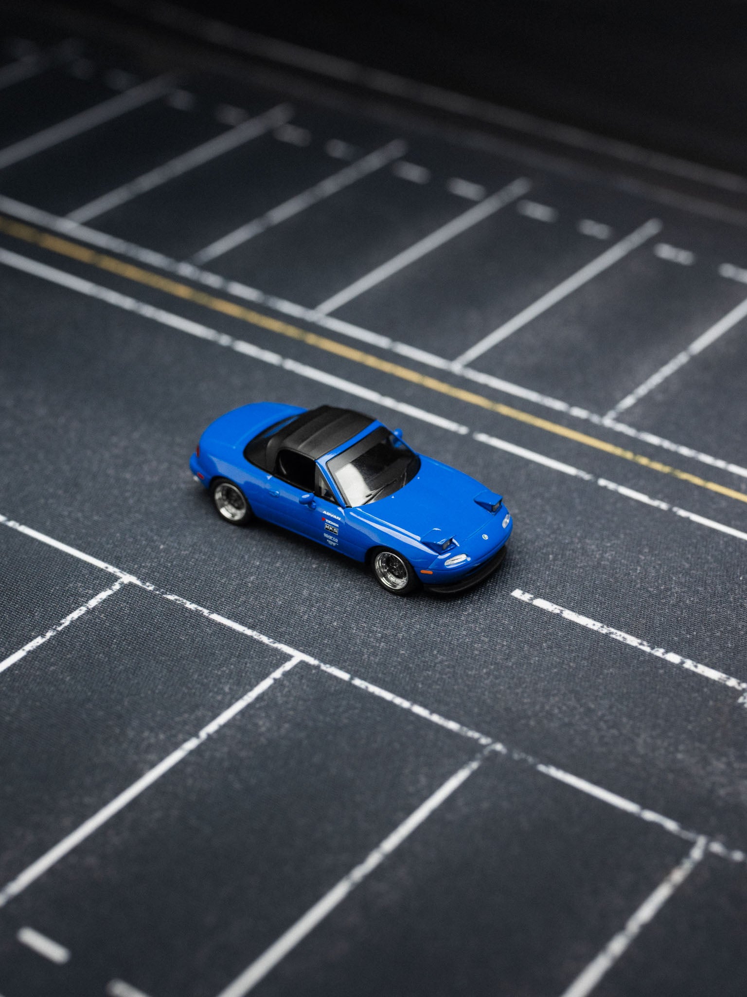 MINI GT：1/64 马自达 Miata MX-5 (NA) 改装版 6.75 深蓝色 右舵