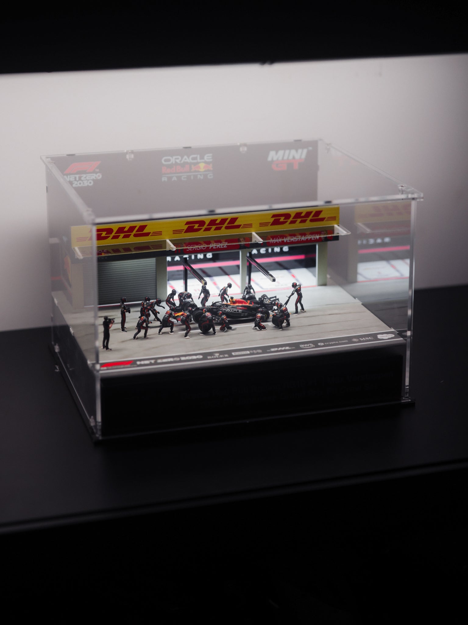 Red Bull Racing RB19 #1 Max Verstappen 2023 F1 2023 Japanese Grand Prix Pit Crew Set