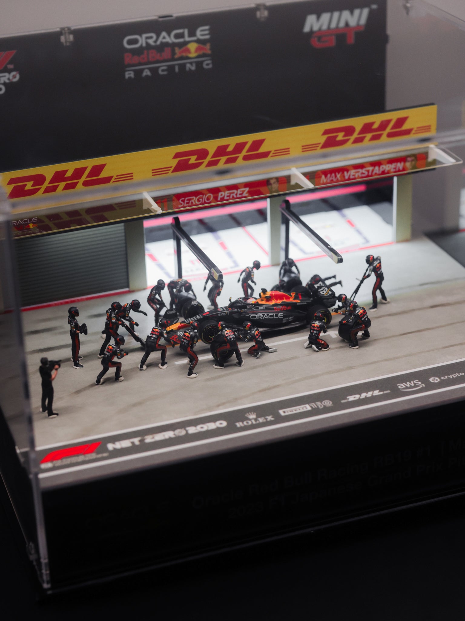 Red Bull Racing RB19 #1 Max Verstappen 2023 F1 2023 Japanese Grand Prix Pit Crew Set