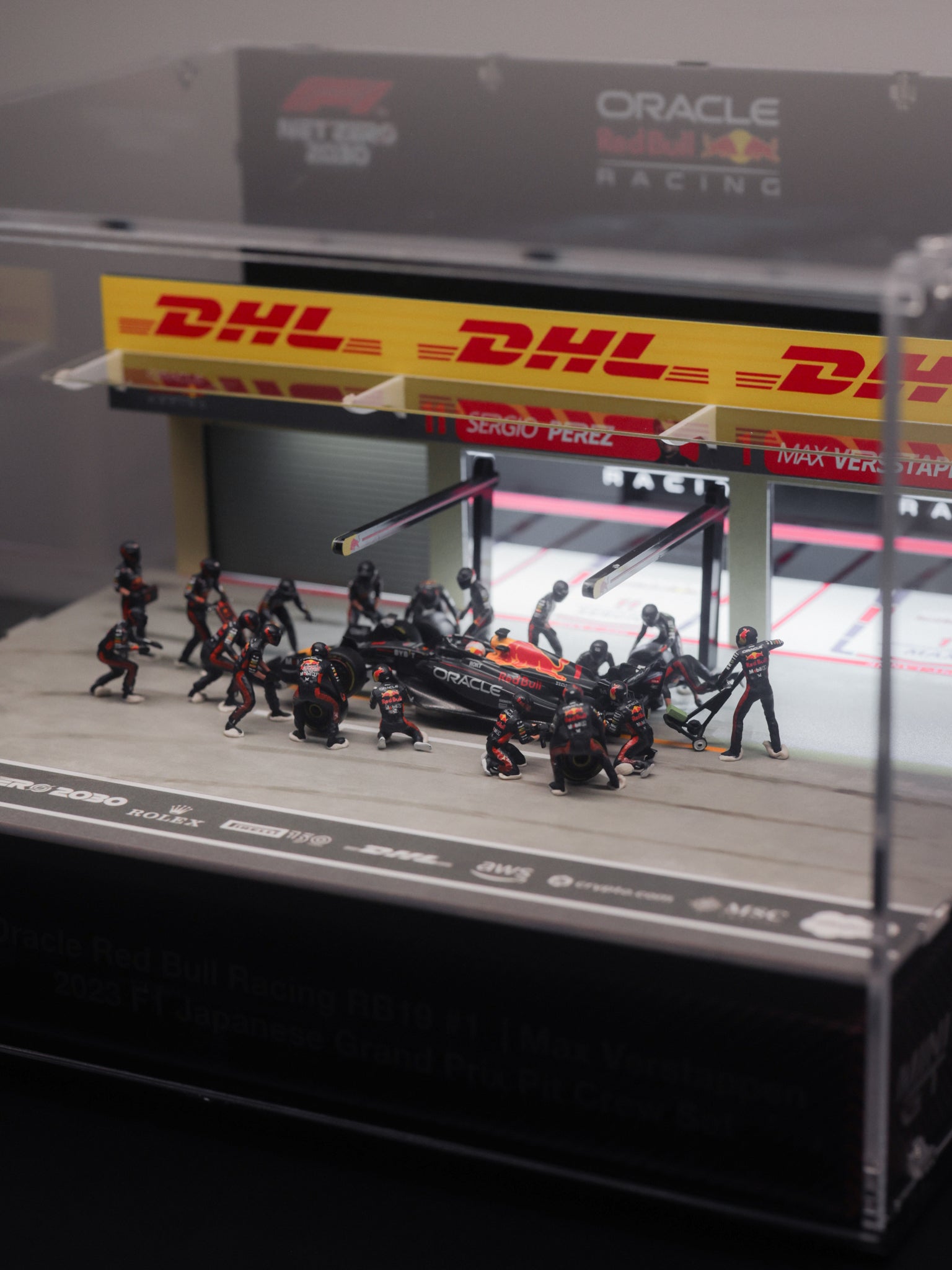 Red Bull Racing RB19 #1 Max Verstappen 2023 F1 2023 Japanese Grand Prix Pit Crew Set