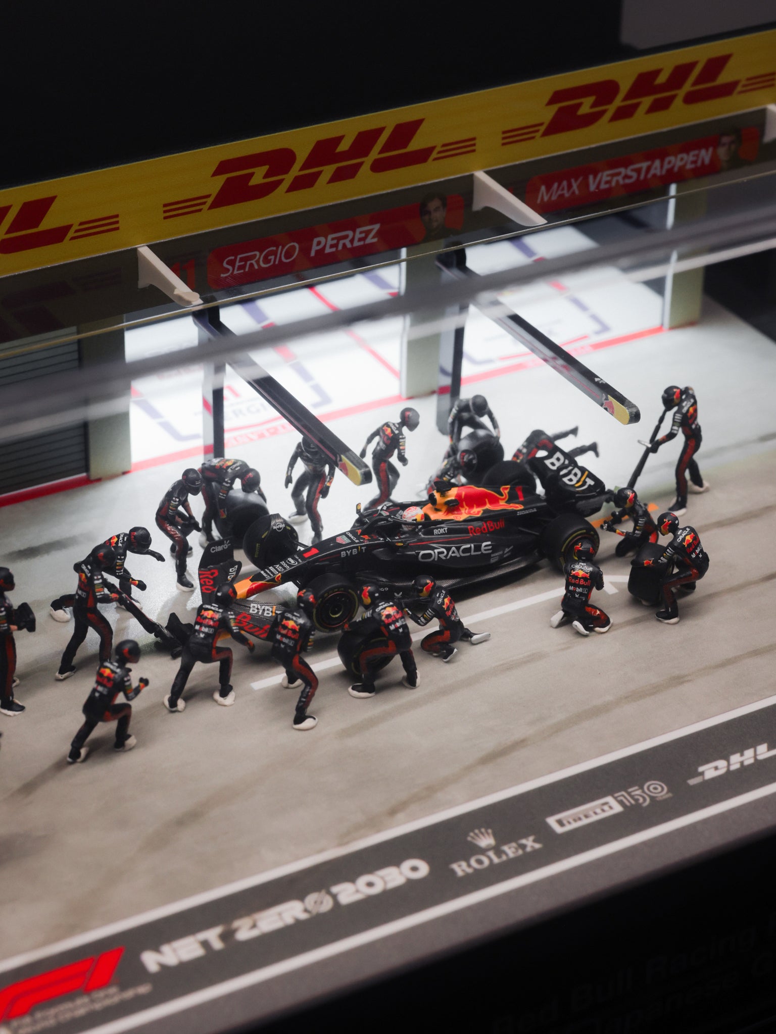 Red Bull Racing RB19 #1 Max Verstappen 2023 F1 2023 Japanese Grand Prix Pit Crew Set