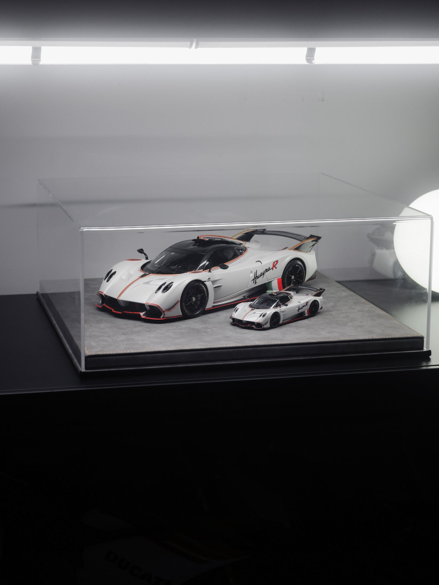 Set 1/18 and 1/64 LCD Pagani Huayra R Matte Pearl White