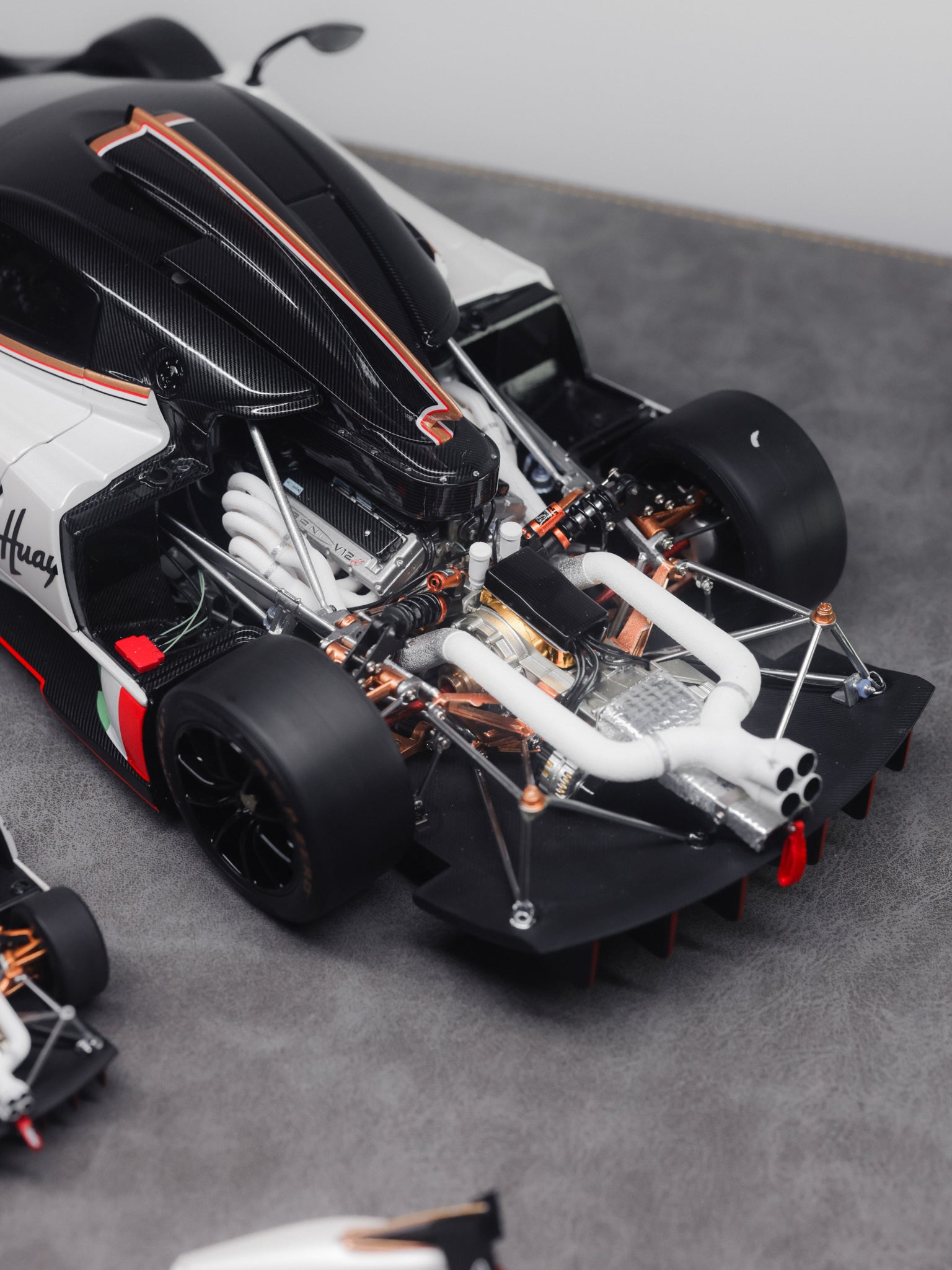 Set 1/18 and 1/64 LCD Pagani Huayra R Matte Pearl White