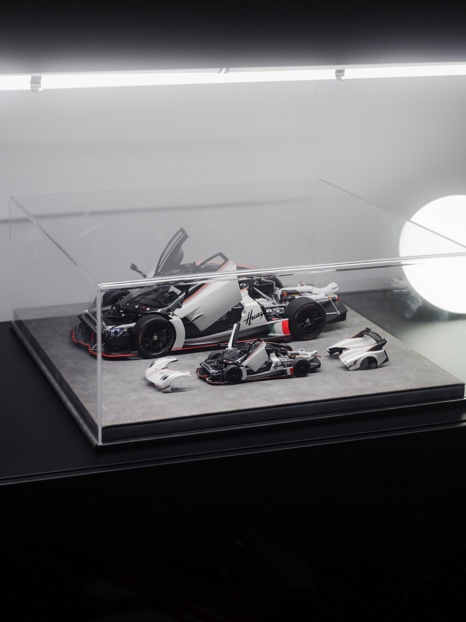 Set 1/18 and 1/64 LCD Pagani Huayra R Matte Pearl White