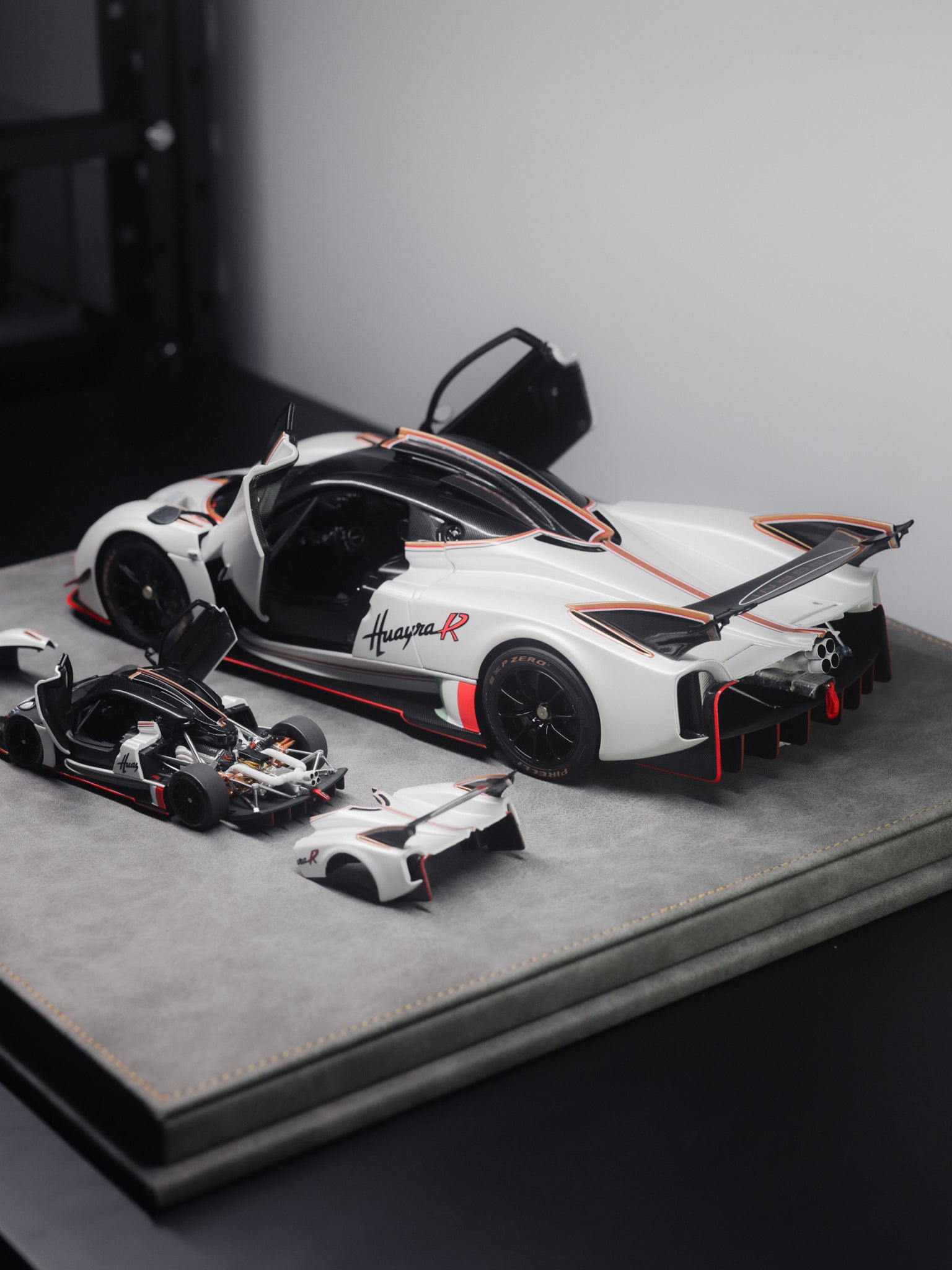 Set 1/18 and 1/64 LCD Pagani Huayra R Matte Pearl White