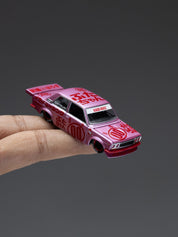KAIDO HOUSE X MINI GT 1:64 DATSUN 510 PRO STREET BUTA V1 – PINK KHMG161
