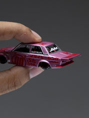 KAIDO HOUSE X MINI GT 1:64 DATSUN 510 PRO STREET BUTA V1 – PINK KHMG161