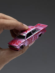 KAIDO HOUSE X MINI GT 1:64 DATSUN 510 PRO STREET BUTA V1 – PINK KHMG161