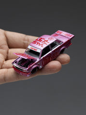 KAIDO HOUSE X MINI GT 1:64 DATSUN 510 PRO STREET BUTA V1 – PINK KHMG161