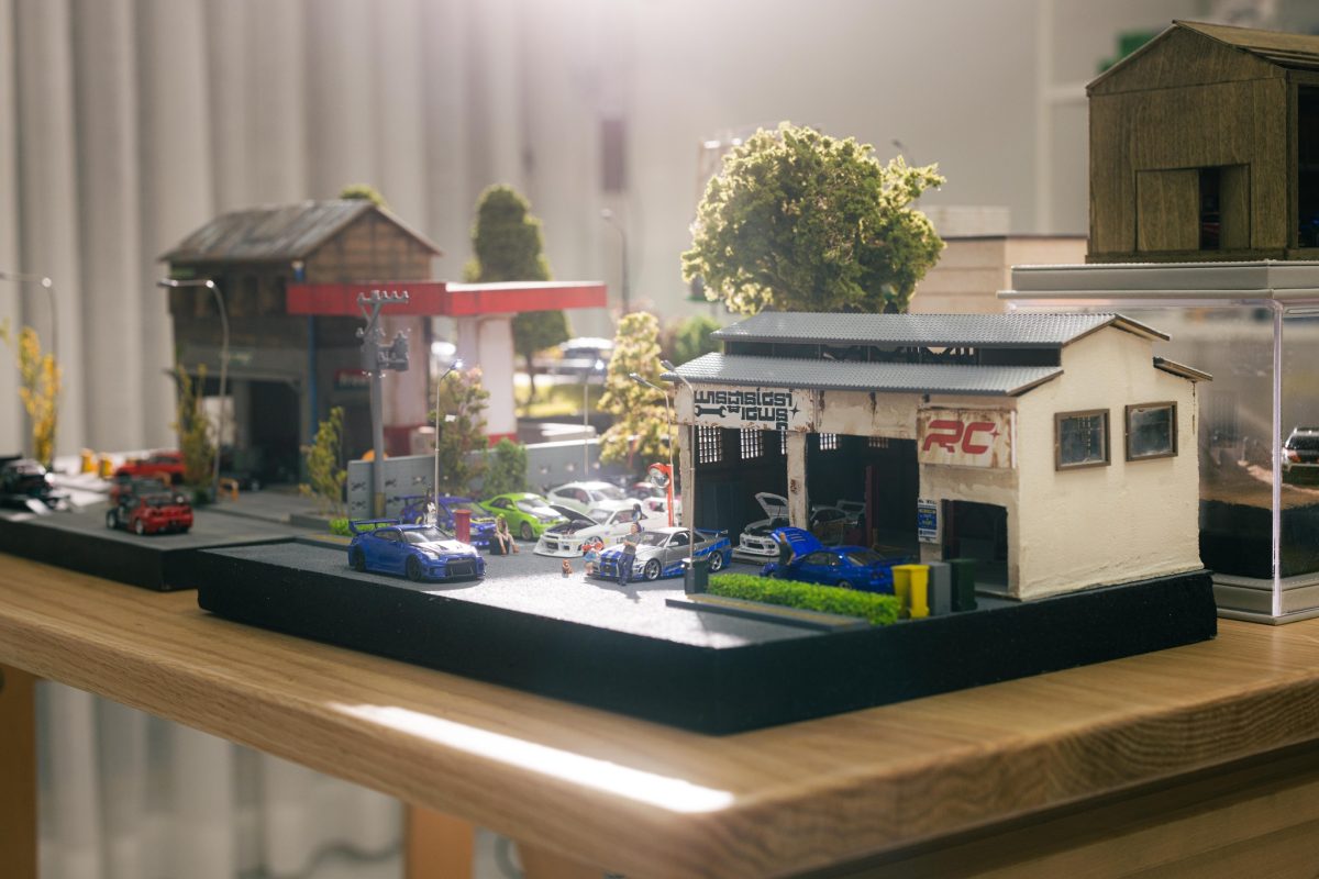 1/64 REPAIR GARAGE WITH LIGHT