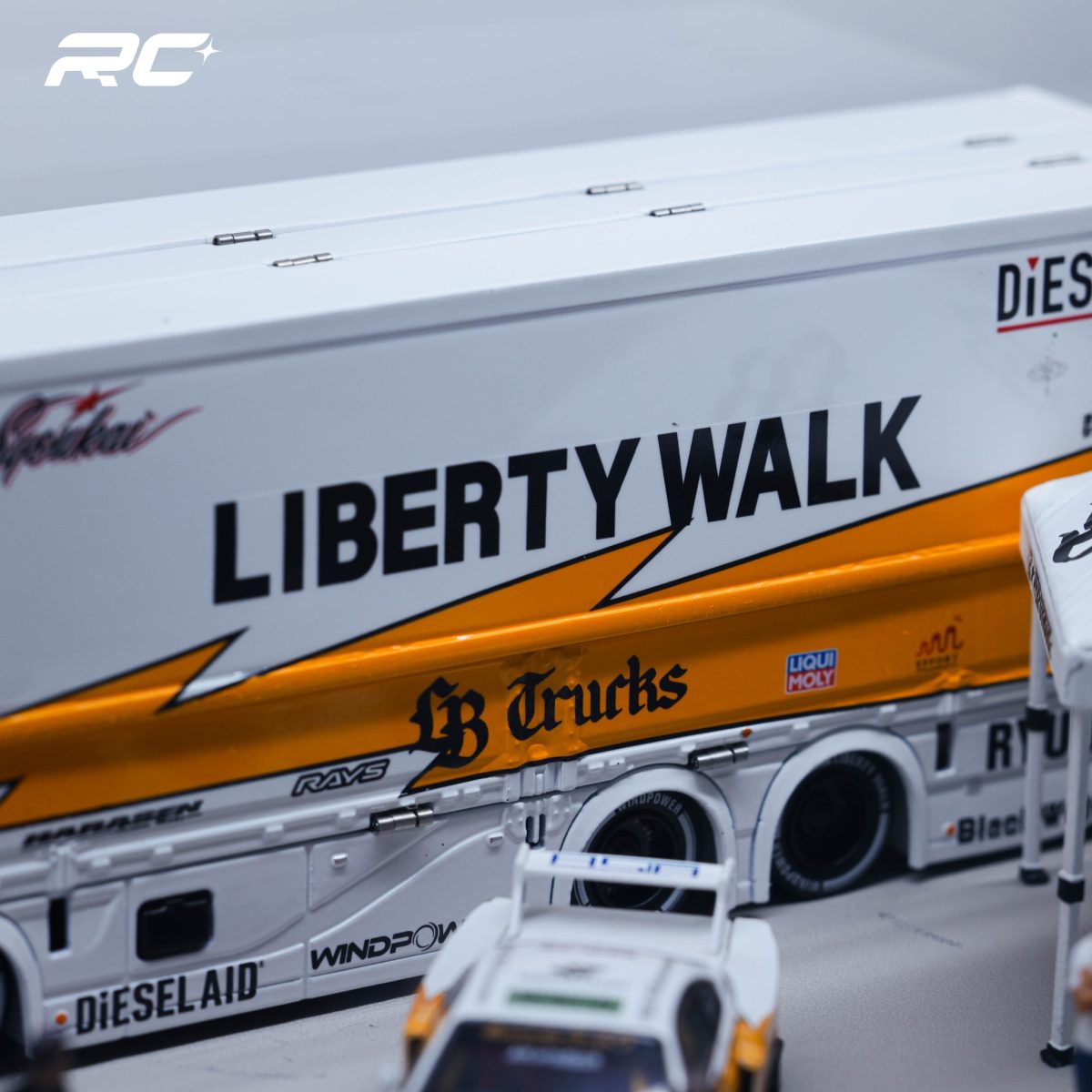 GCD 1:64 Mitsubishi FUSO Super Great Truck Liberty Walk