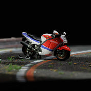 MOREART1:64 HONDA CBR1100XX RED AND WHITE STRETCH MOTORCYCLE DOLL SET RESIN MODEL