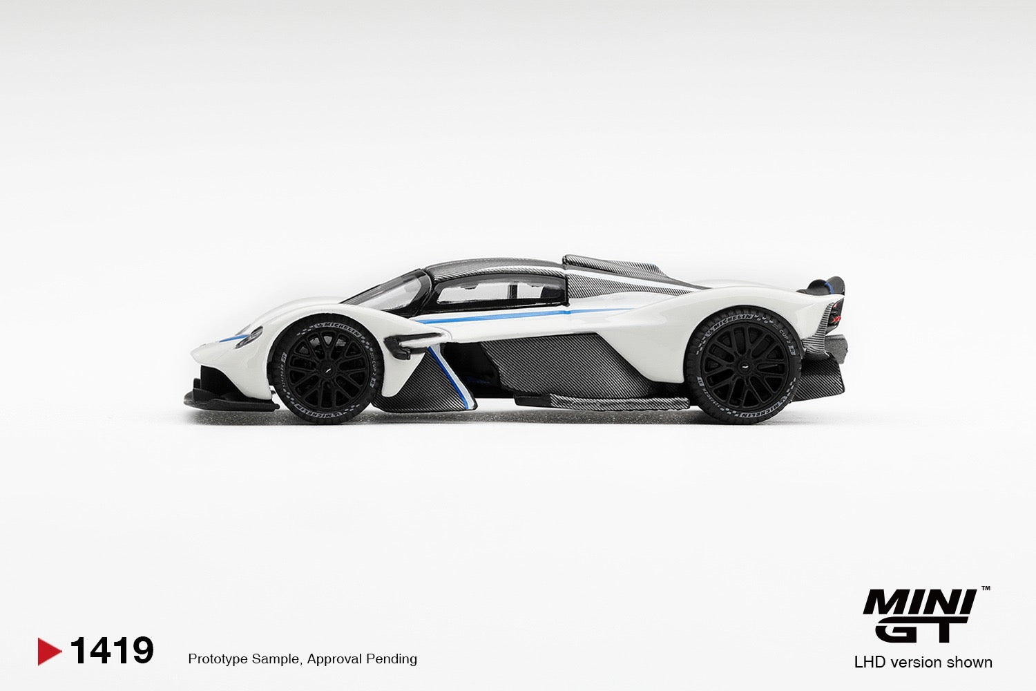 MINIGT 1/64 Aston Martin Valkyrie Escaping White