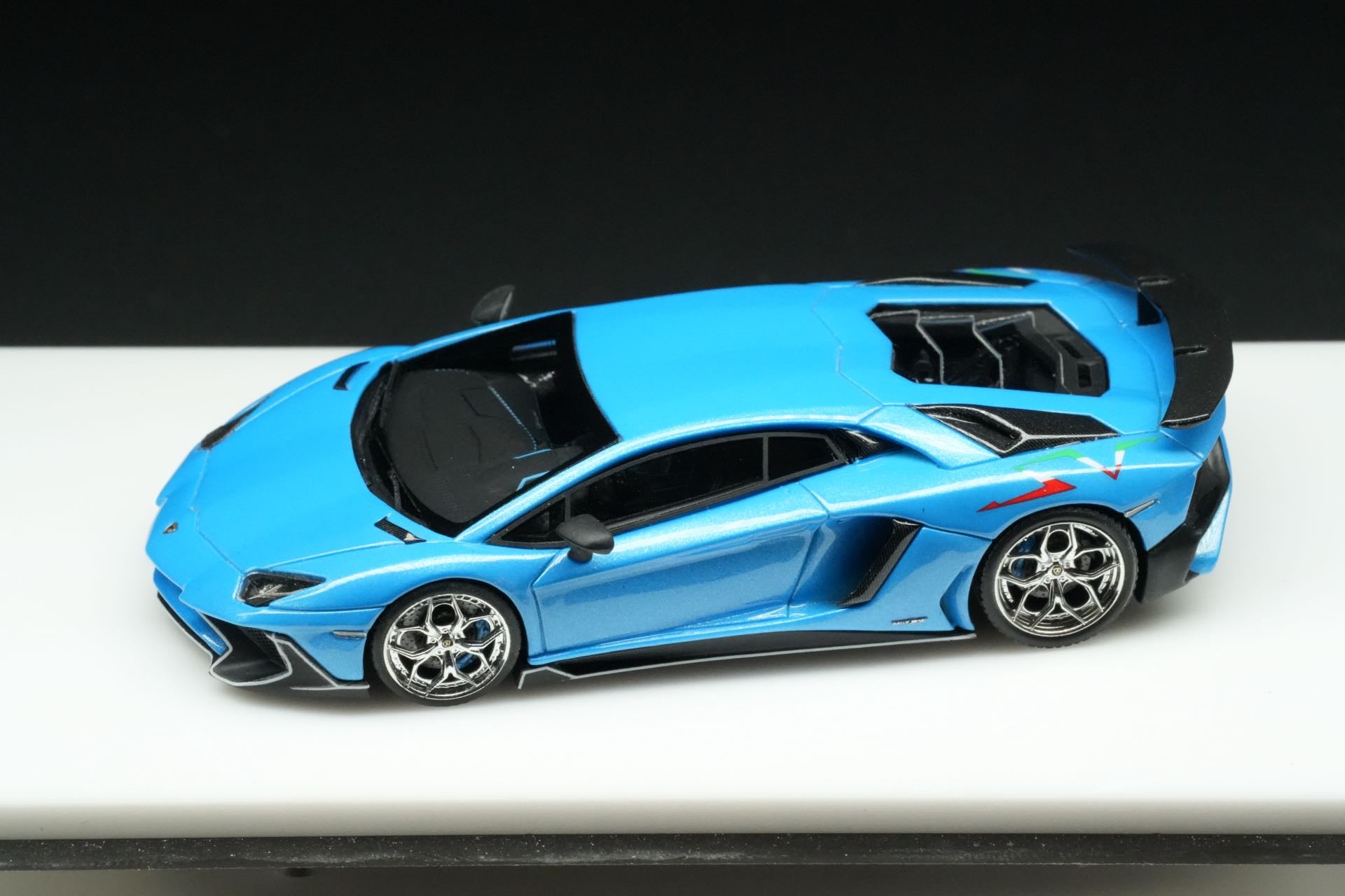 TARDIS 1:64 Lamborghini LP750-4SV