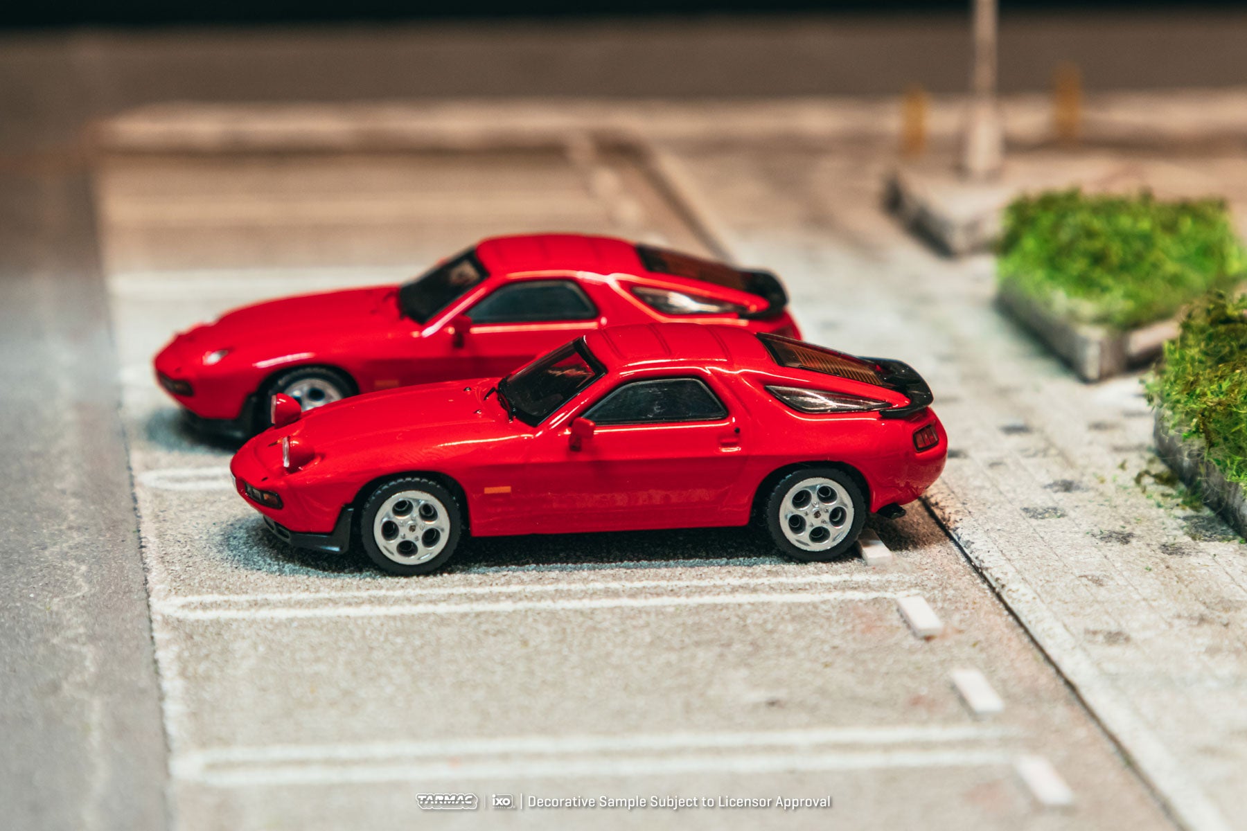 Tarmac Work 1/64 Porsche 928 S Red