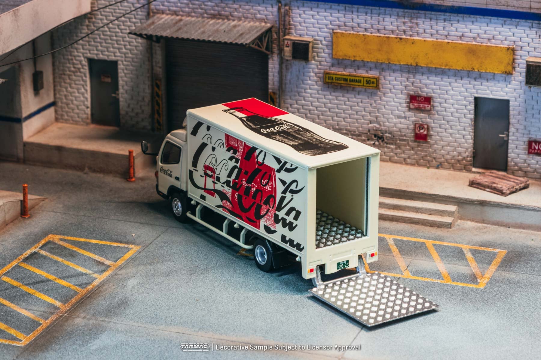 Tarmac Work 1/64 Mitsubishi Fuso Canter COCA- COLA
